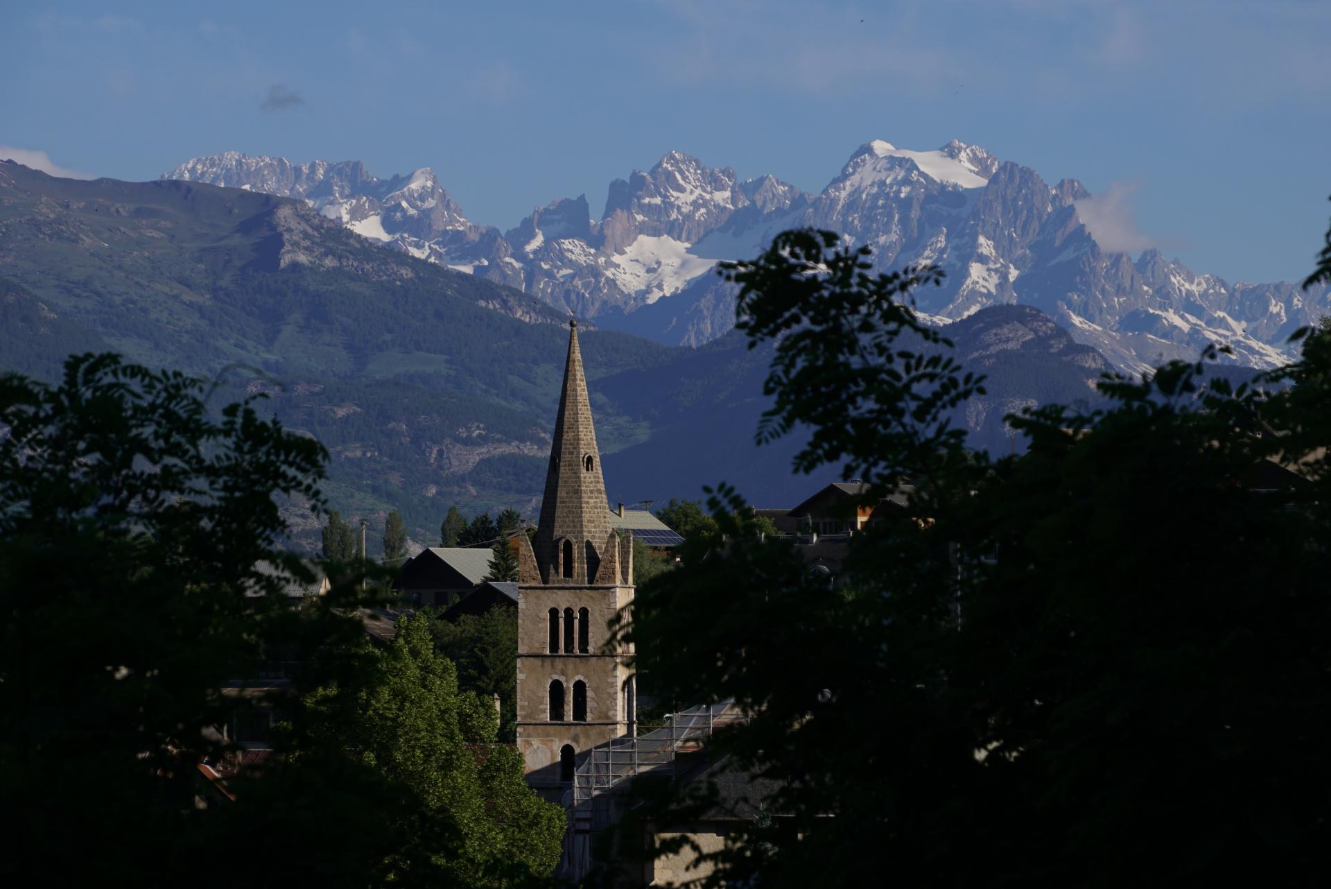 Vue sur Guillestre et les écrins depuis l'établissement