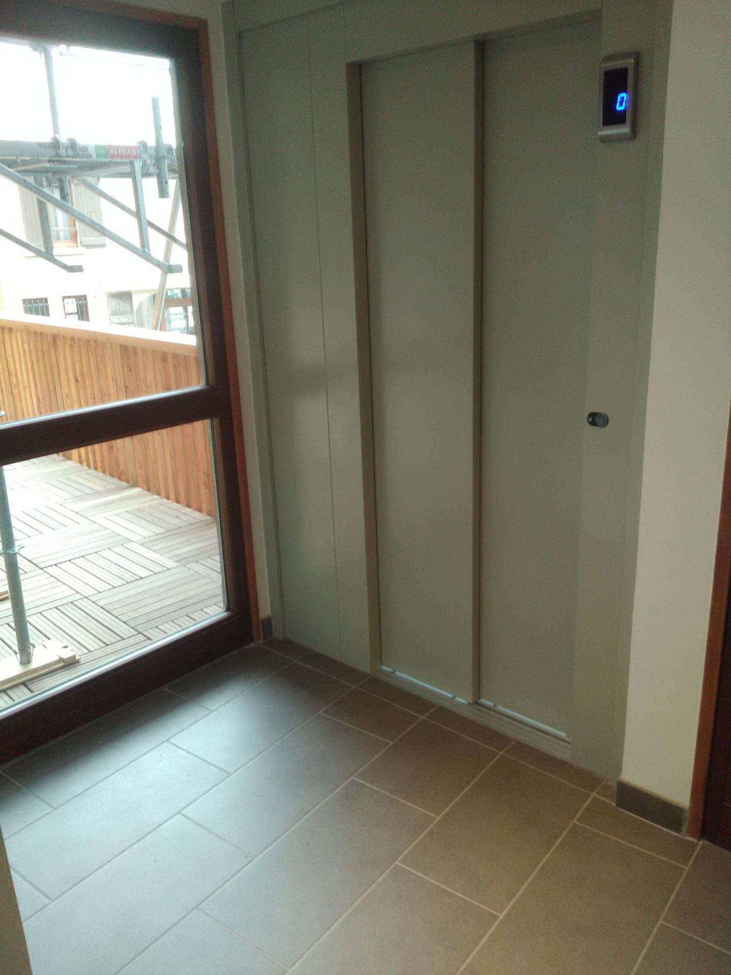 Desserte 1er et 2° etage par ascenseur